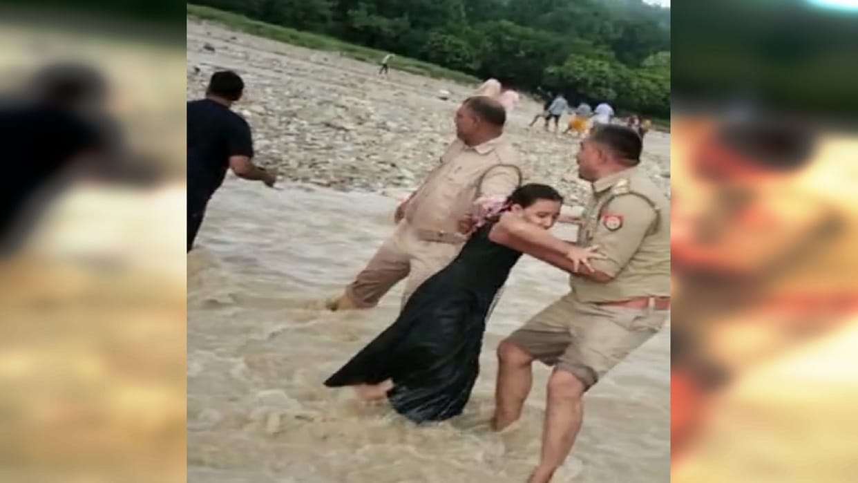 Meerut: flood-like situation prevailed police rescued many devotees