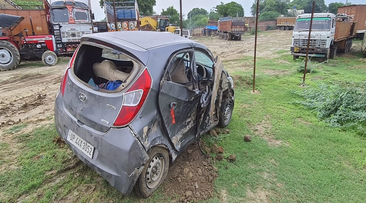 Road Accident in bhadohi one visitor dead and three injured due to car hit truck