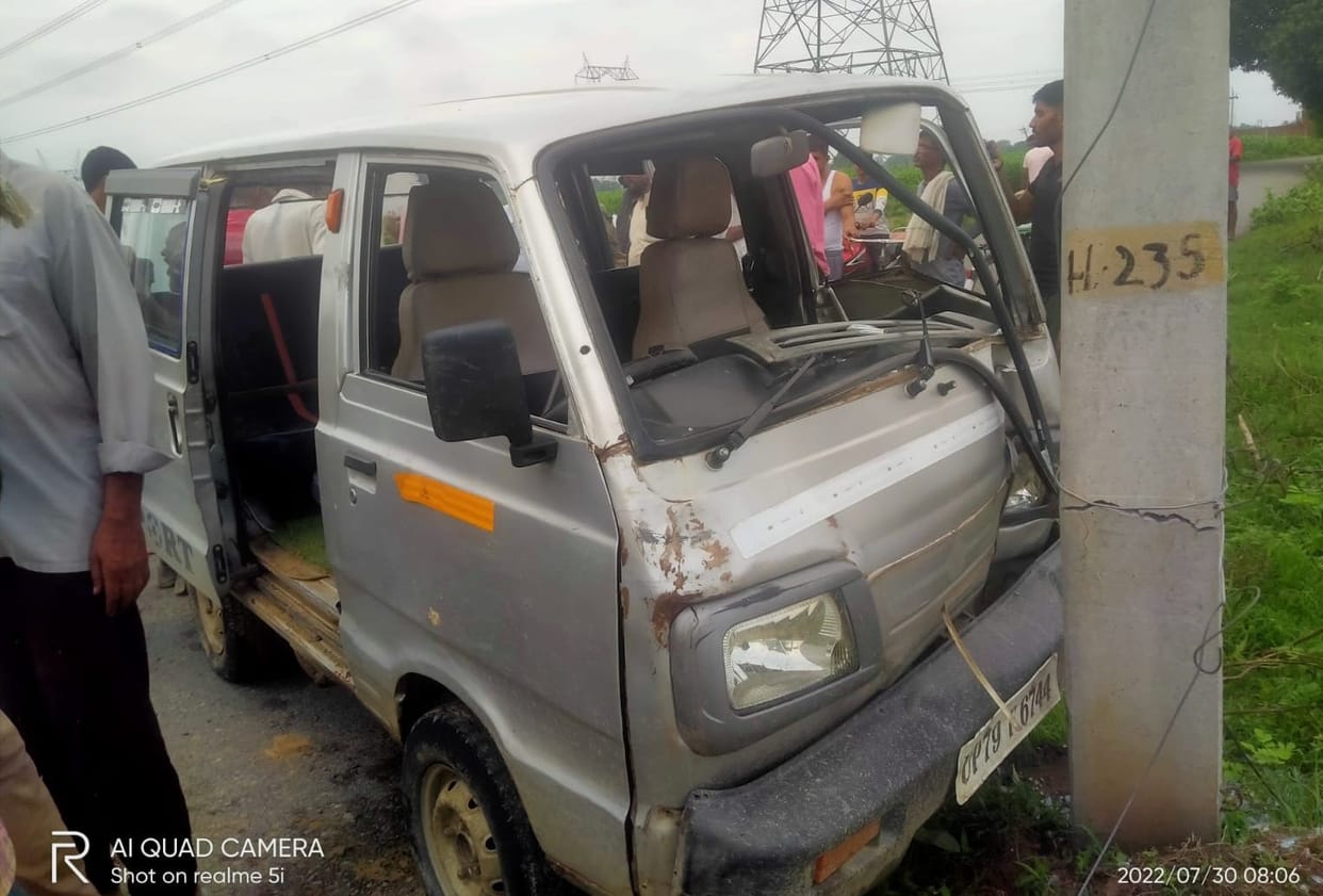 Uncontrollable school van collides with pillar, five children injured