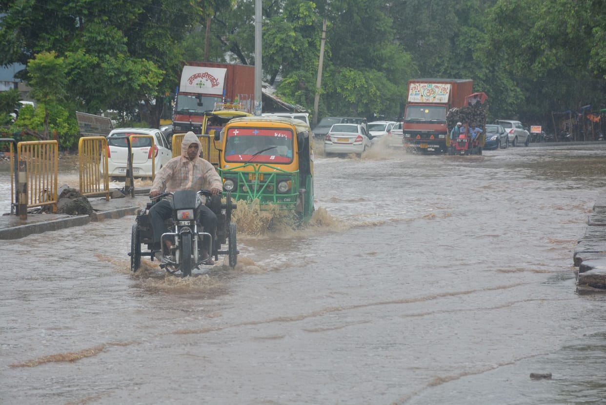 Aligarh: The city became a pool in light rain
