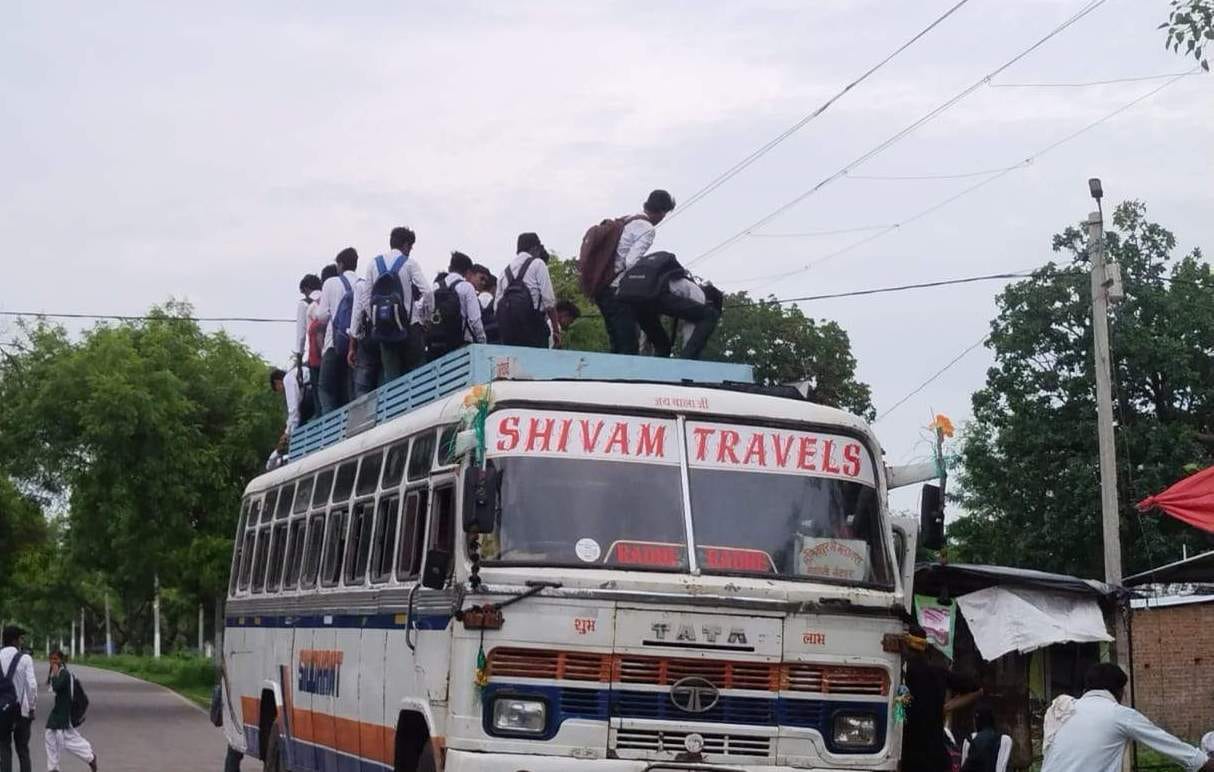 Students forced to travel sitting on the roof of the bus
