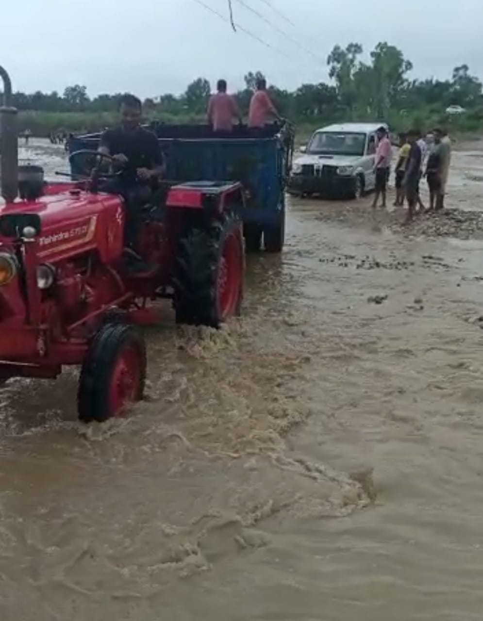Rivers overflow due to rain, contact of villages was cut for hours