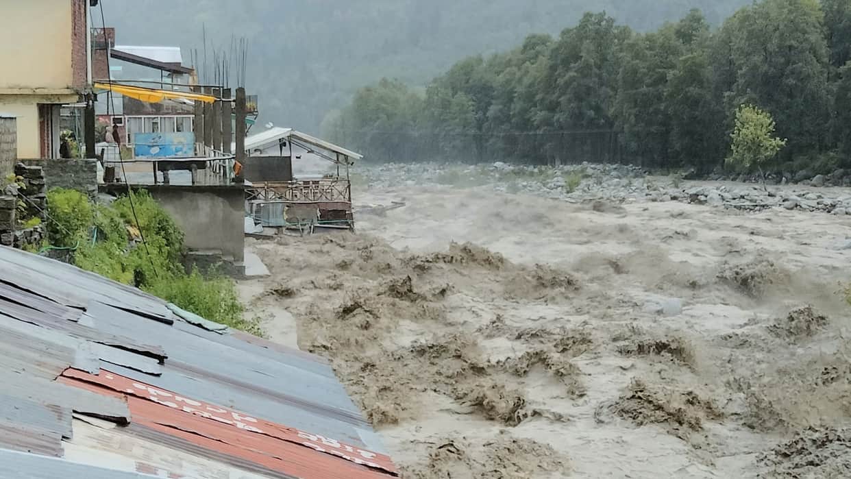 Himachal Weather news:cloudburst in Kangra flash flood in beas river manali