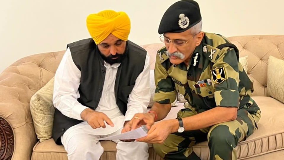 Director General of BSF Pankaj Kumar meets Punjab CM Bhagwant Mann '