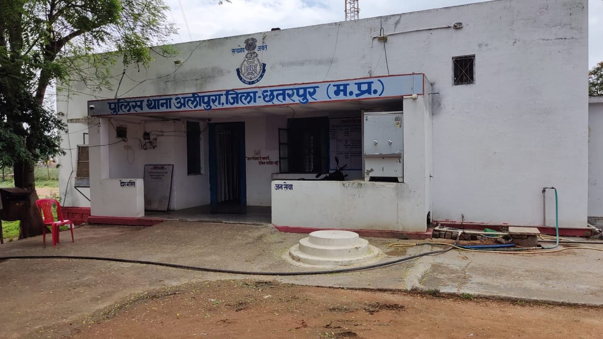In Chhatarpur, two sides used sticks in the electoral rivalry, half a dozen injured in the bloody conflict