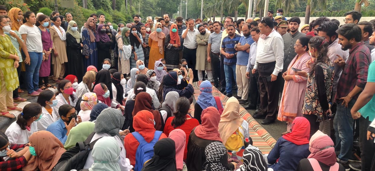 Aligarh: Girls protest for three hours in protest against molestation and chain snatching