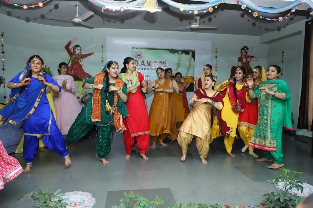 Apply mehndi and enjoy swings, Kurukshetra