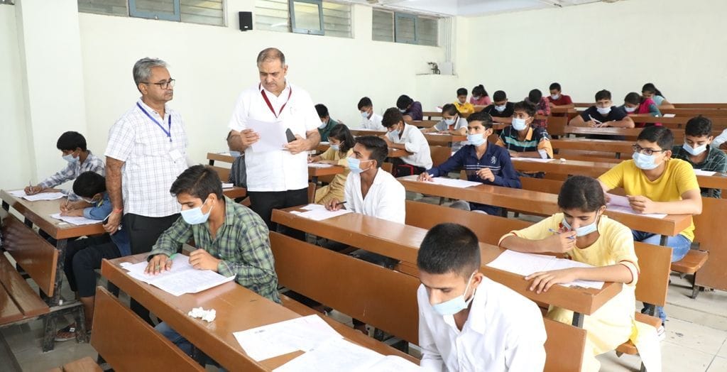 The examinees followed the corona guideline but the VC inspected the examination without wearing a mask