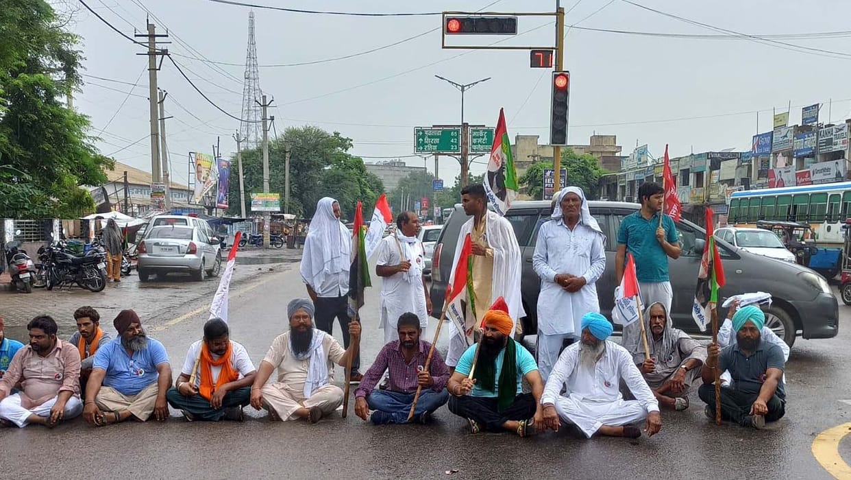 In the rain, the farmers jammed, burnt the effigy.