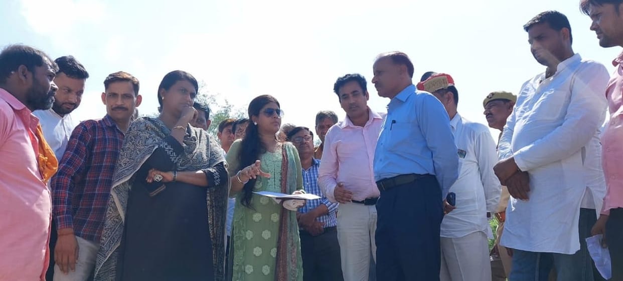 Farrukhabad: DM got possession of 40 bighas of Amrit Sarovar land