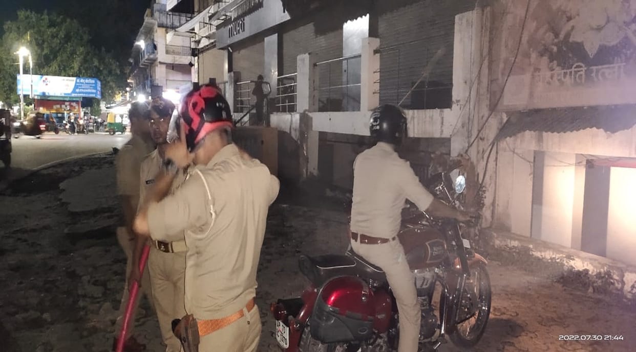 Students ransacked in restaurant demanding hookah bar in varanasi
