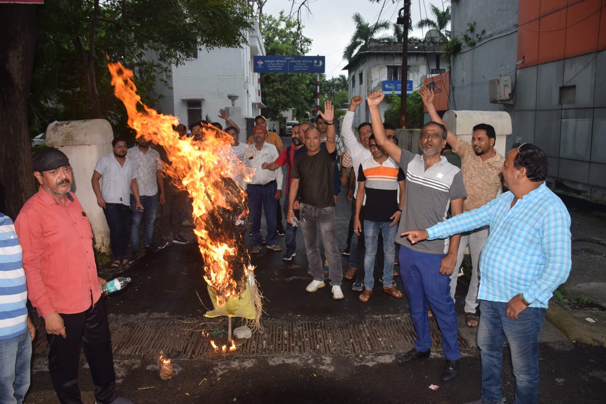 PWD contractors burnt the effigy of the state government