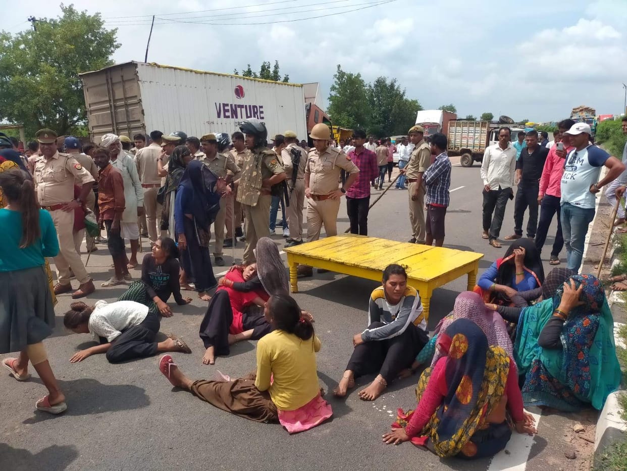 The officers of the gunpowder factory, who arrived to remove the dhaba, set fire to the former head, ruckus