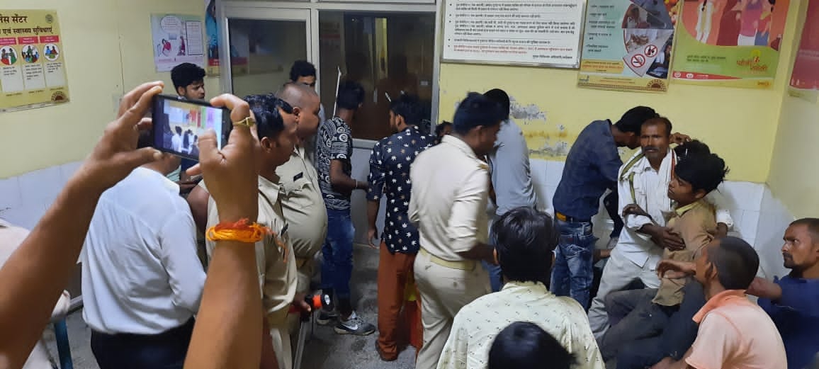 Collision between trolley and bus full of kawandis in Hardoi, One died and 10 seriously injured in accident
