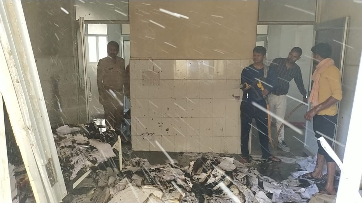 Fire in Etawah's District Hospital, chaos in Covid Care Center