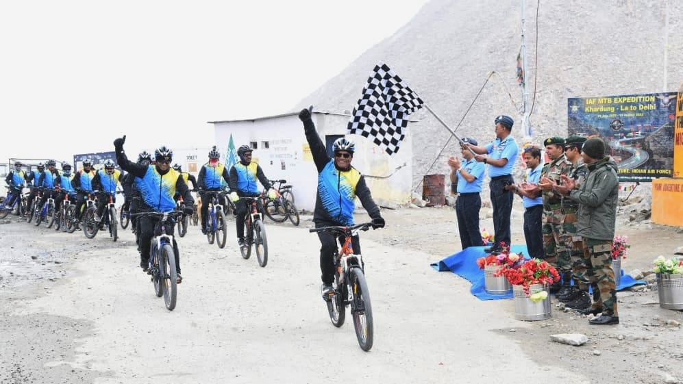 air force Cycle tour leaves to New Delhi from Khardung La leh
