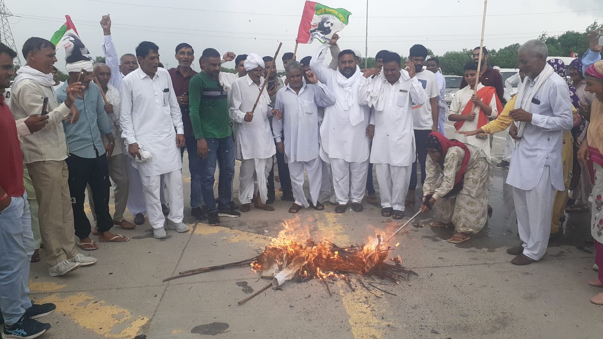 There was a dispute between farmers and DSP on Bado Patti toll, a toll line was left open for the convenience of drivers in Ramayana