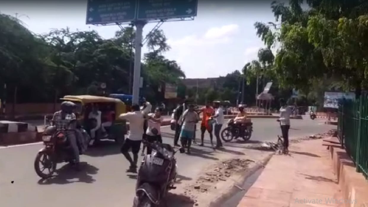 A case of assault gone viral between a young man and a girl near Shahjahan Garden in Agra