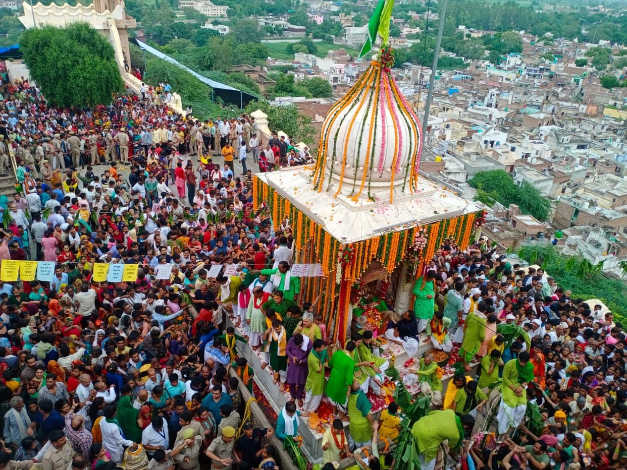 mathura : raadhe jhoolan padhaarau ghir aaye badara...