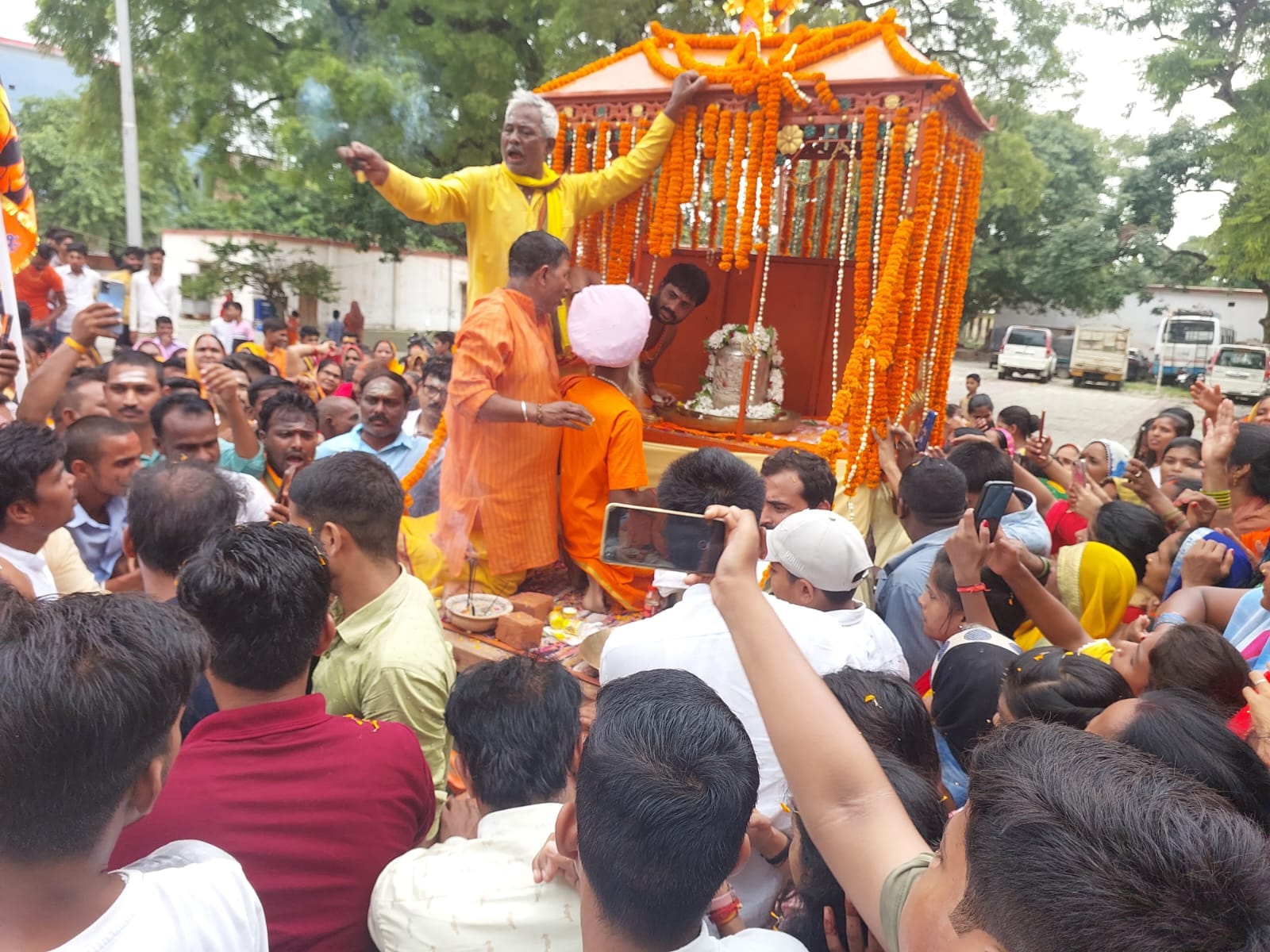21 kg shivling found in saryu river situated in baba mela temple in mau