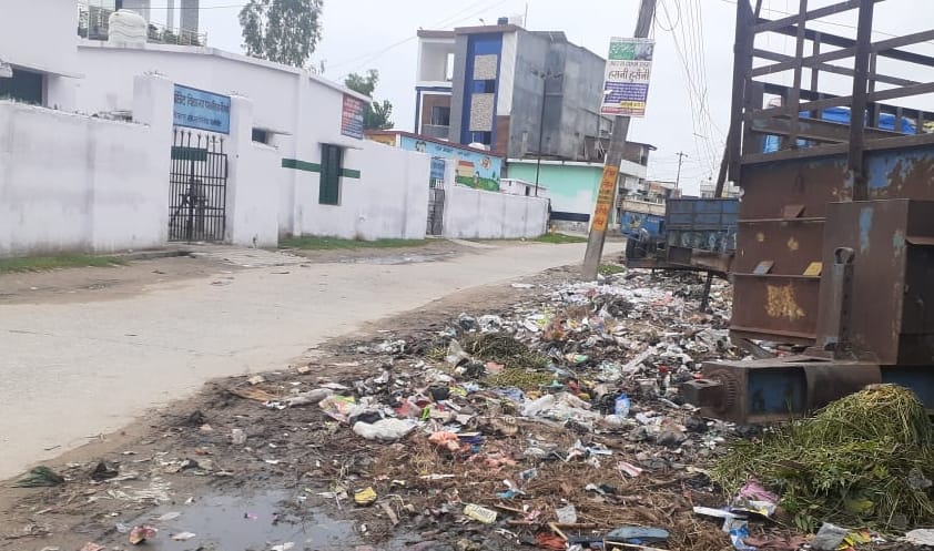 In the name of development, the Nagar Panchayat is a victim of neglect of the officers.