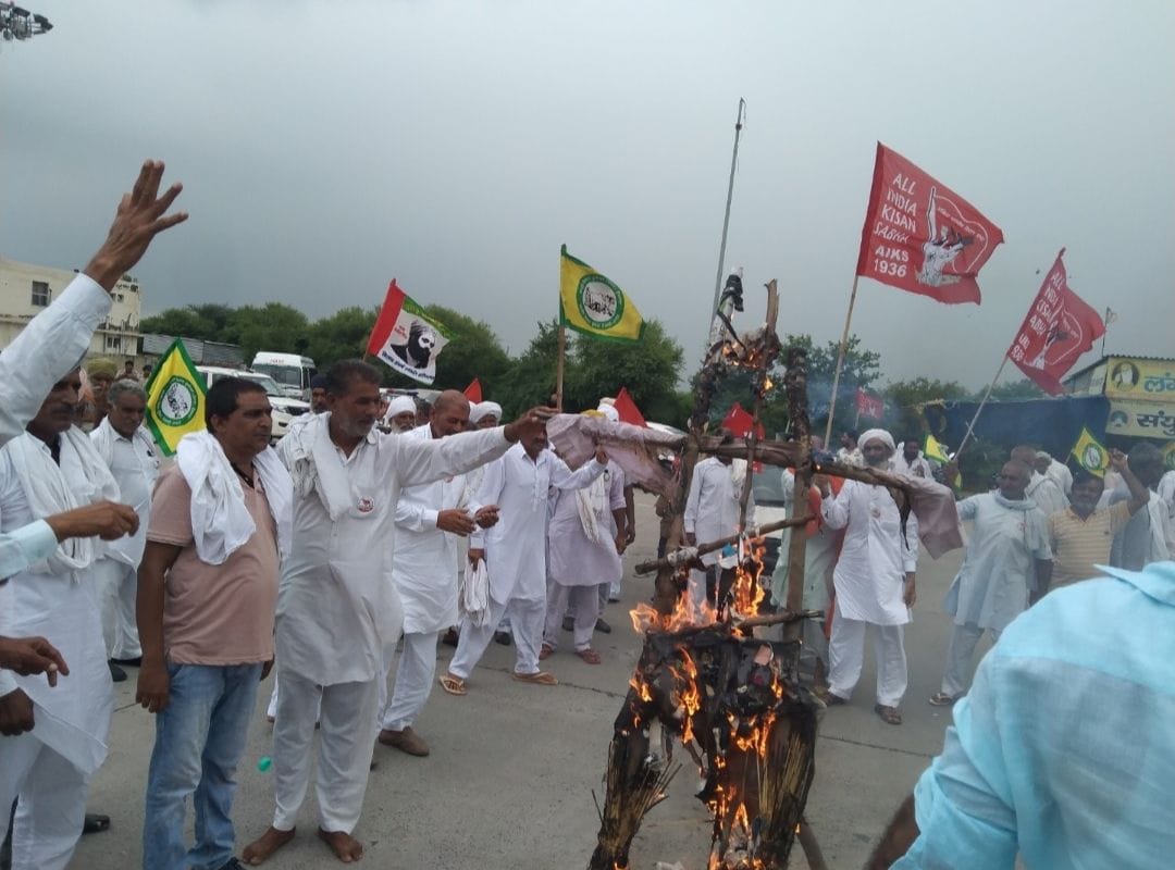Farmers burn effigy of central government at toll