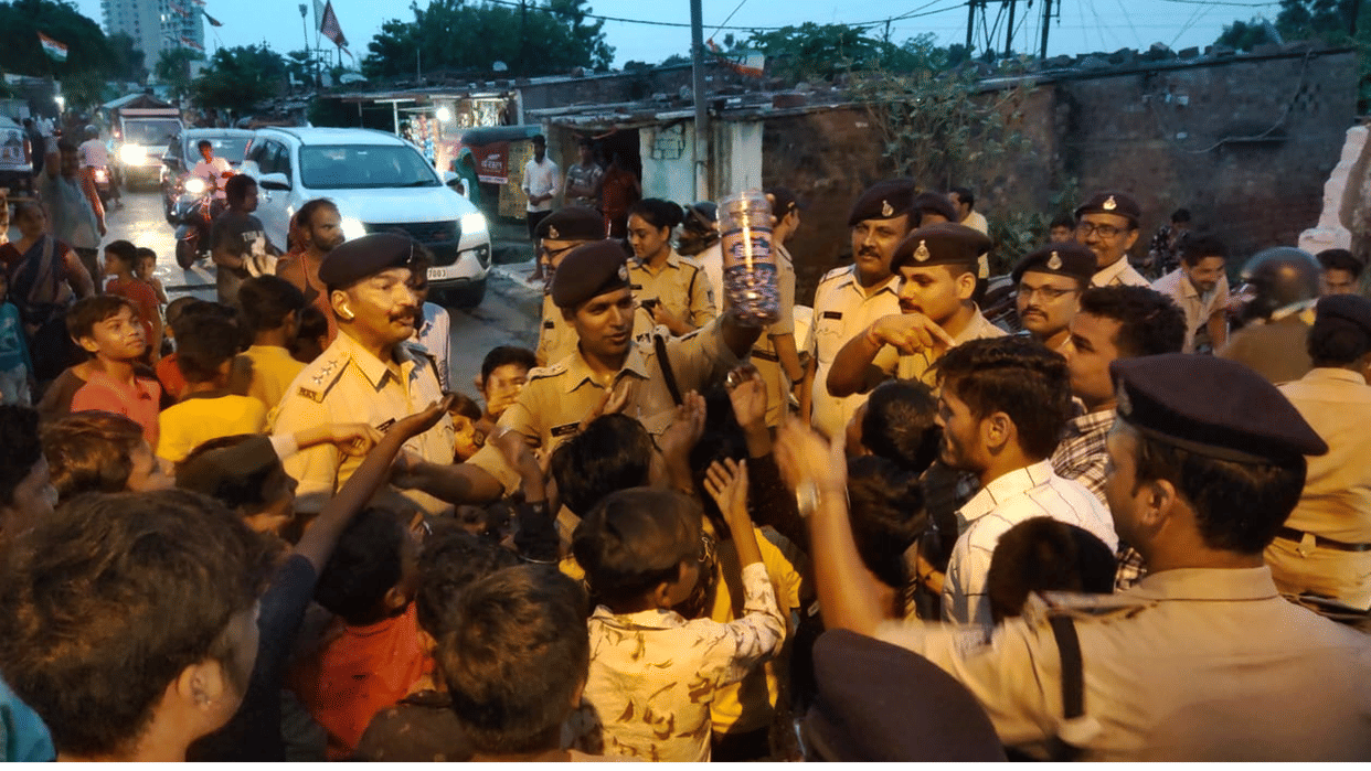 Bhopal News: Children raised slogans to quit alcohol in police flag march in Bhopal