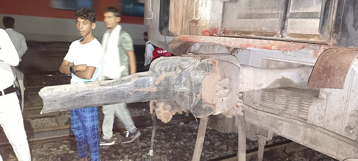Padmavat Express divided into two parts at Roja railway station