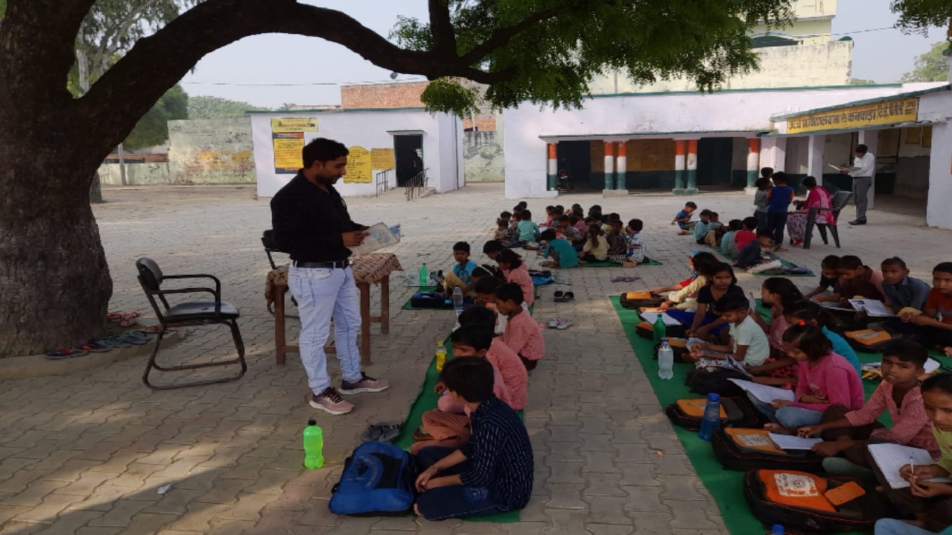 schools run under trees in Baghpat UP, fear of accident all the time