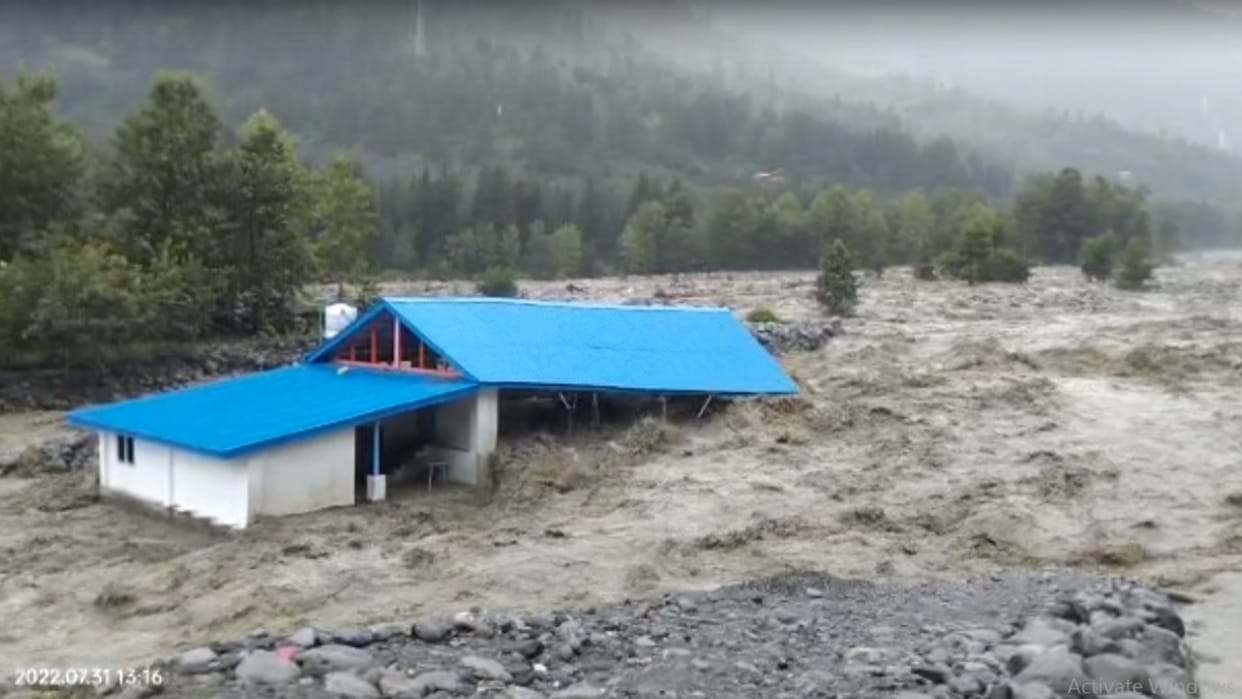 himachal weather update flash flood in beas river kullu