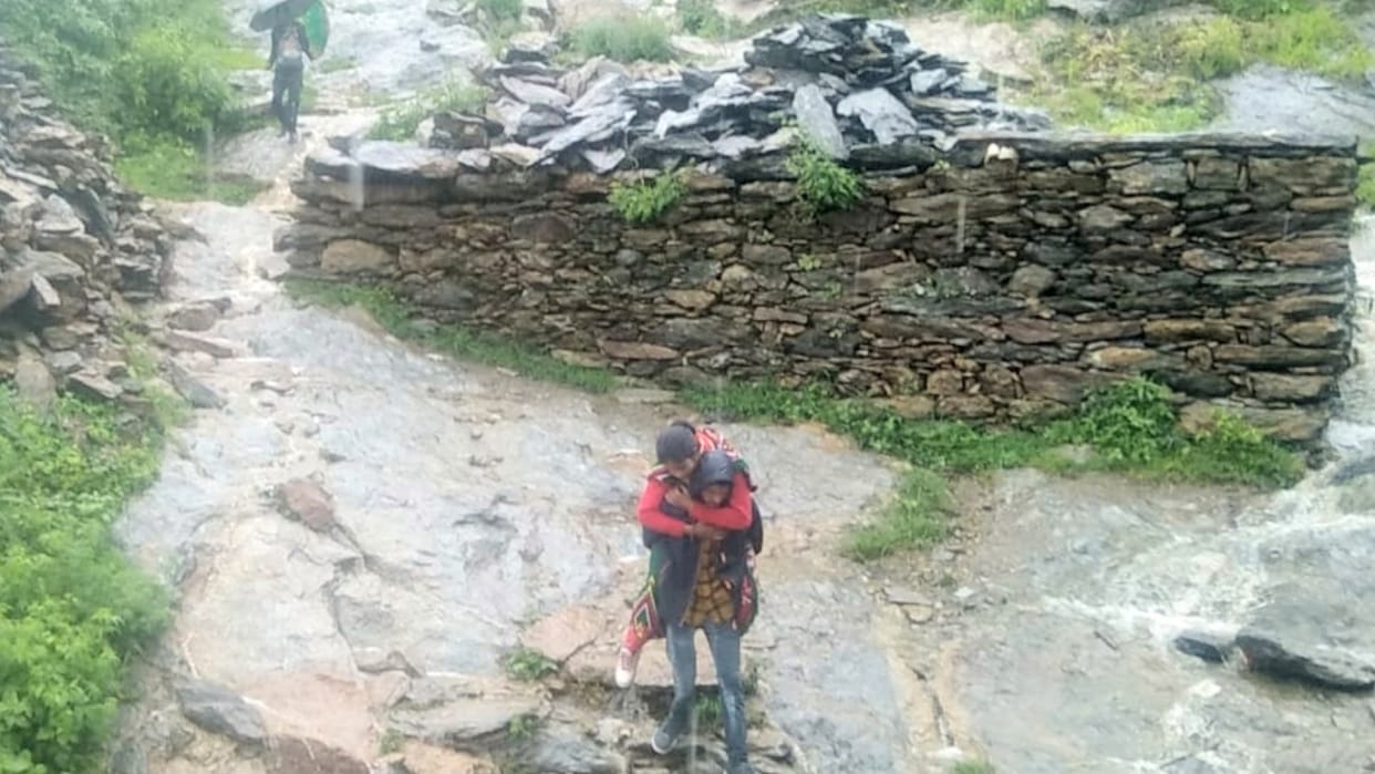 himachal news: Man Carry Pregnant Woman to hospital on back In Kullu