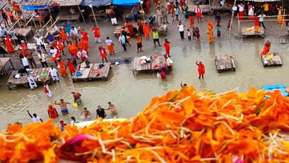 Flowers showered on the kanwariya by helicopter