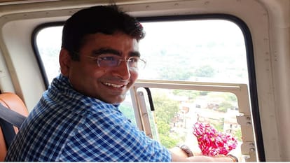 Flowers showered on the kanwariya by helicopter