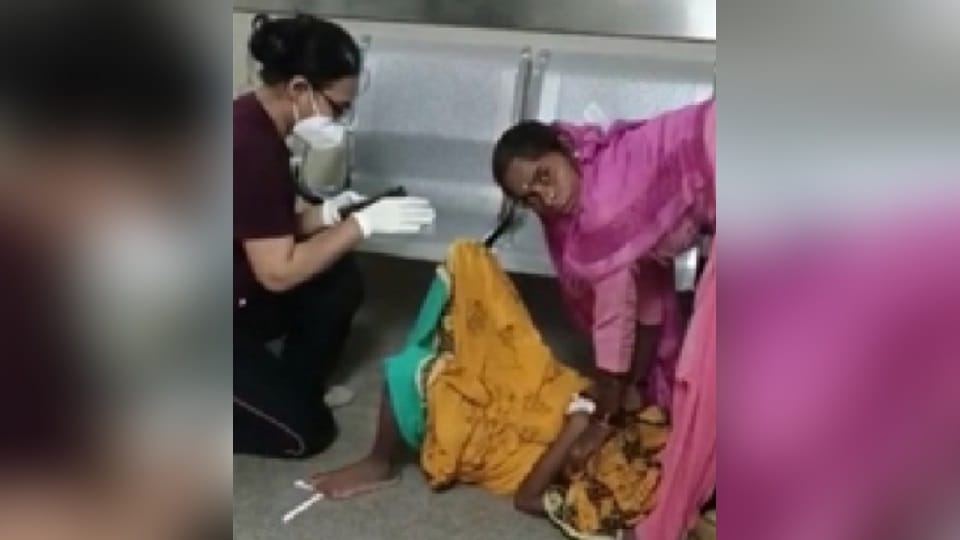Treatment of female patient on ground in Guru Nanak Dev Super Specialty Hospital of Patiala