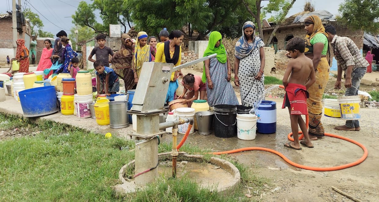 Farrukhabad: People of 75 houses filling water after standing in line for hours