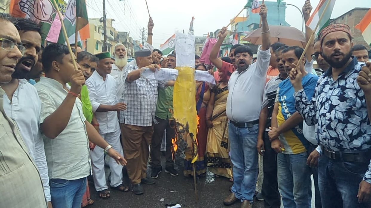 Congress burnt effigy of Union Minister Smriti Irani