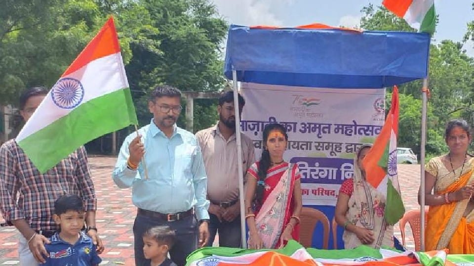 Sehore: Women set up a Tiranga stall, preparing for the nectar festival of independence