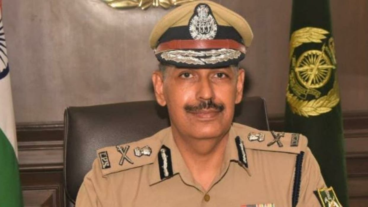 Delhi Police: commissioner agreed policemen keep themselves busy on the mobile phone