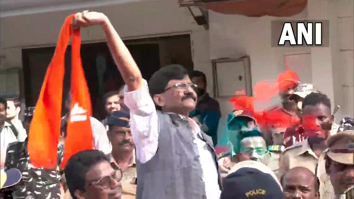 Raut hugs mother, touches feet before going to ED custody, see video