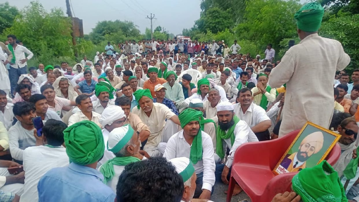 Sambhal farmer leaders sitting on the road jammed the dharna