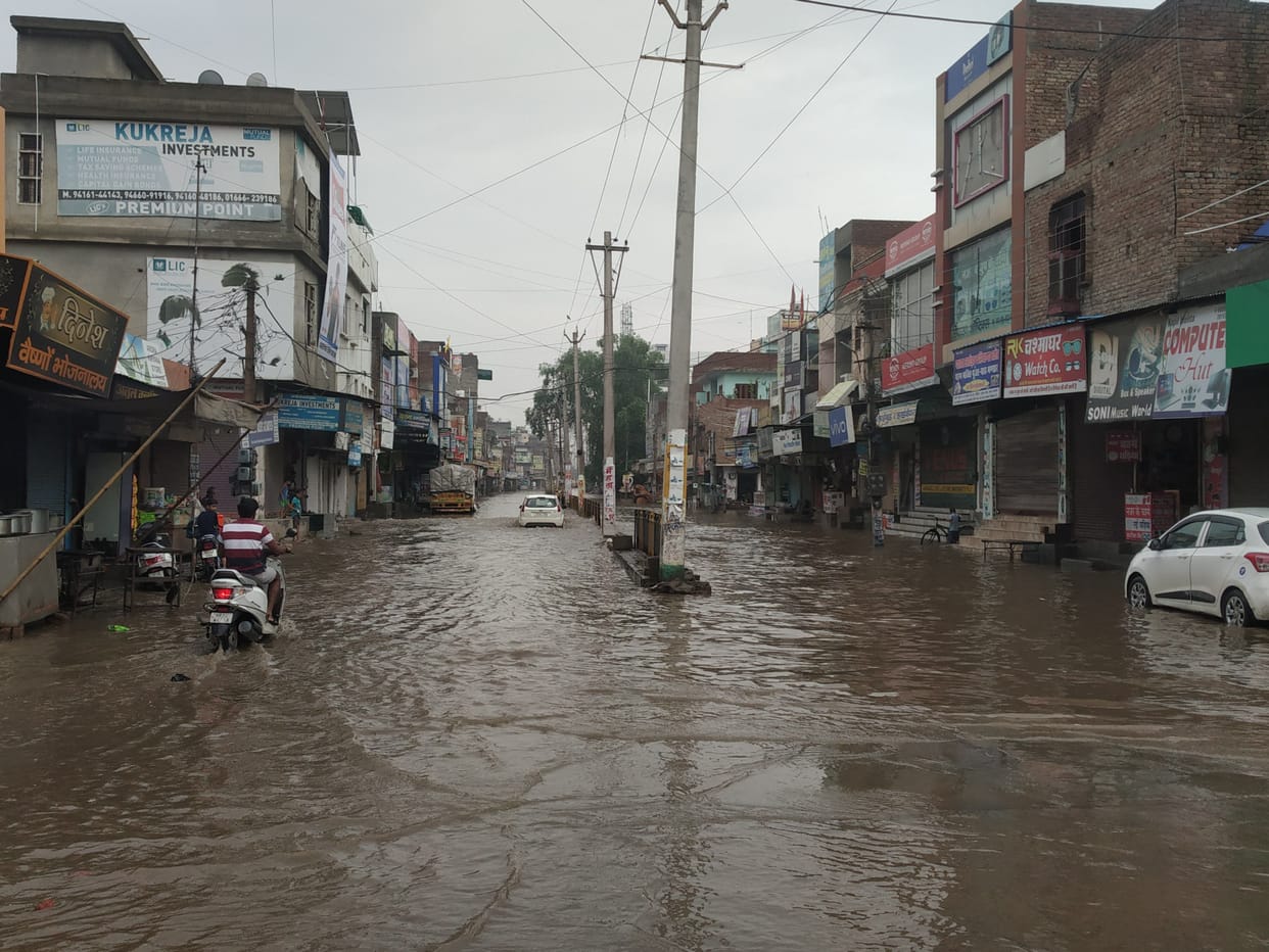 Waterlogging in the city due to rain, business stalled, traders lose Rs 15 crore in three days