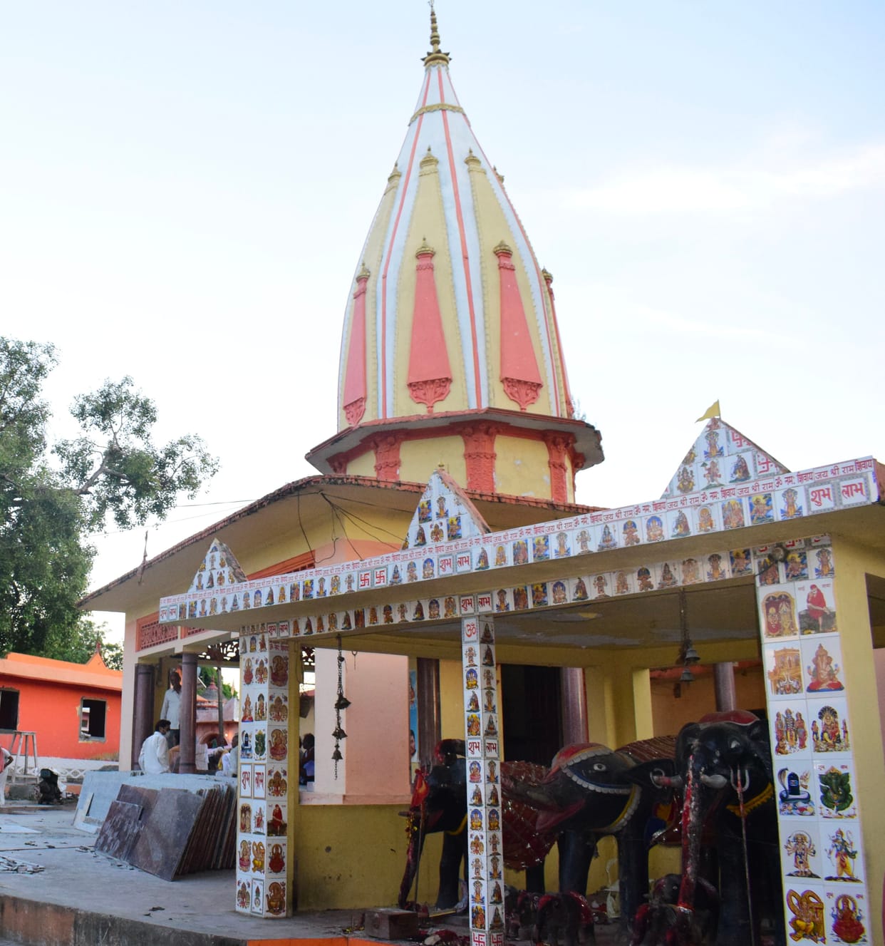 devotee worship in shivalaya