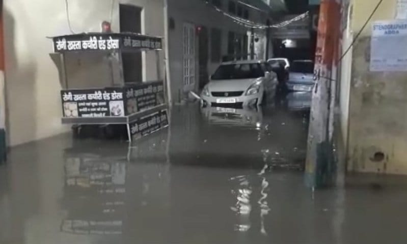 Water entered the houses due to rain, life disturbed