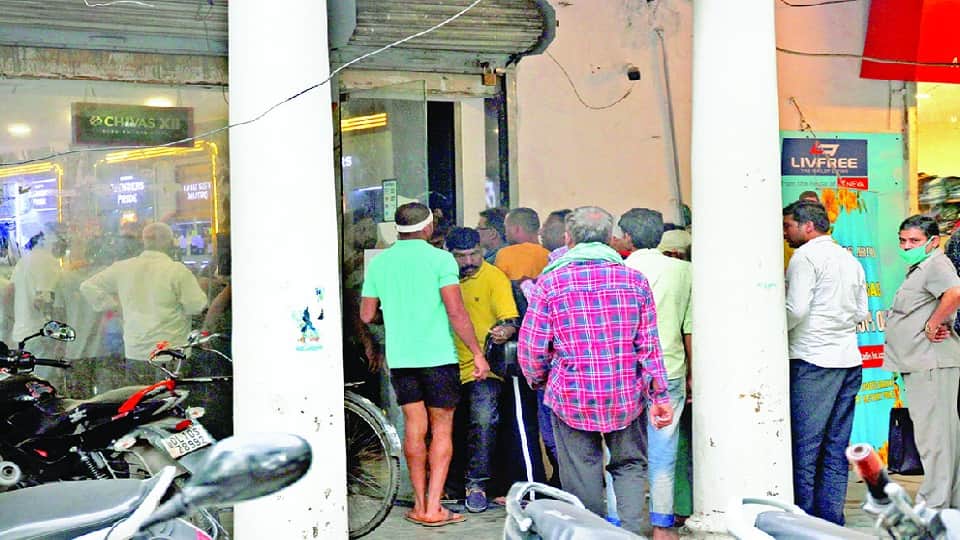 crowd on liquor shops in delhi situation may be clear on monday regarding excise policy