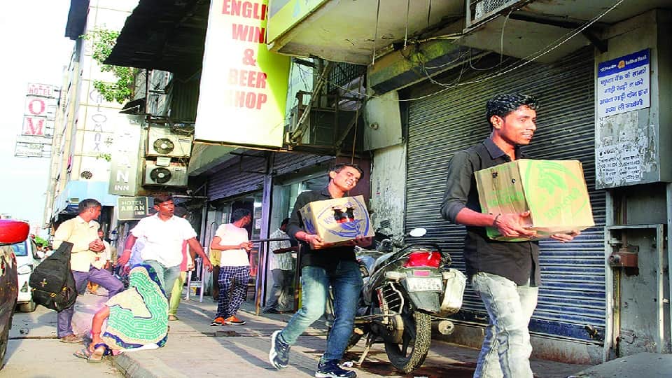 crowd on liquor shops in delhi situation may be clear on monday regarding excise policy