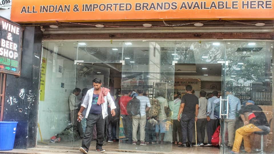 delhi excise department hold a meeting with sellers who confused about sale of liquor in delhi