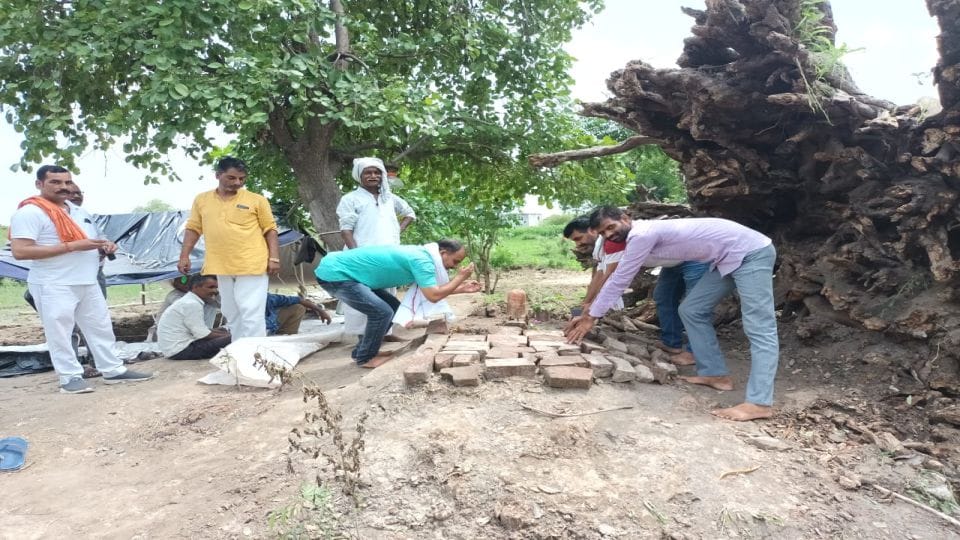 Shivling found out under 200 year old Peepal tree in firozabad
