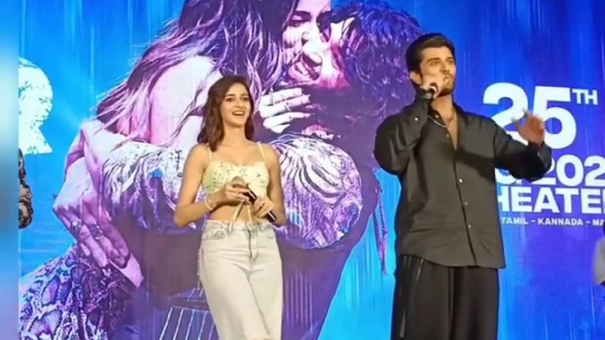Liger promotion event in Navi Mumbai Mall Fans went crazy to see Vijay Devarakonda and Ananya Panday
