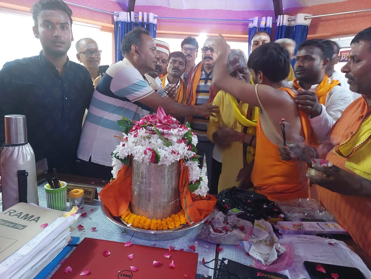 21 kg shivling found in saryu river situated in baba mela temple in mau
