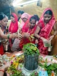फोटो-28 बीएनडीपी- बामदेवेश्वर मंदिर में जलाभिषेक करती महिलाएं